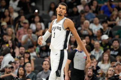 Wenbanyama thể hiện tài năng thể lực và cản phá được 2 cú sút trong hiệp 1, trong khi Pelicans chỉ có 1