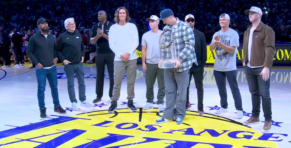 Cùng một ông chủ! Đội Dodgers xem trực tiếp trận đấu giữa Lakers và Spurs