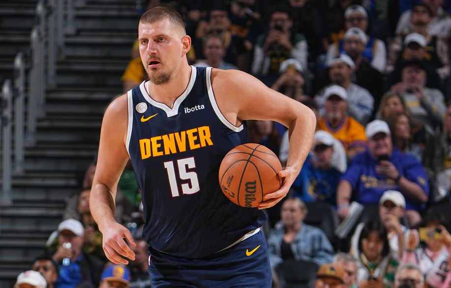 Độ chính xác thần thánh! Jokic ghi được 19 điểm, 9 trên 10 trong hiệp, 7 rebound và 4 kiến tạo.
