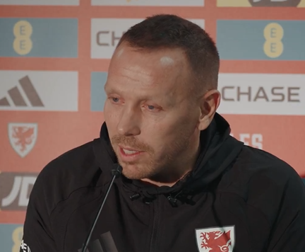 HLV xứ Wales vắng mặt chỉ huy bên lề do án treo giò, còn Wilson vắng mặt trận Liechtenstein do án treo giò