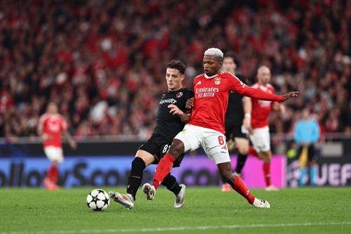 Benfica đấu với Bologna