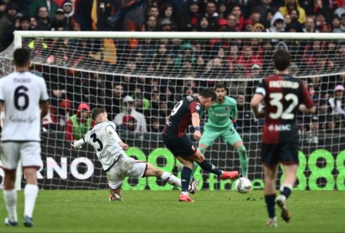 Genoa đấu với Bologna