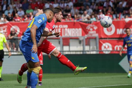 Monza đấu với Frosinone
