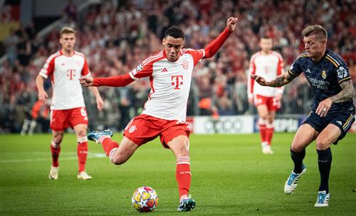 Bayern Munich đấu với Real Madrid