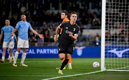 Lazio đấu với Juventus