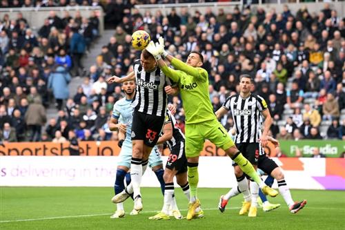 Newcastle United đấu với Bournemouth