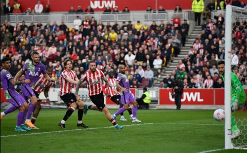 Brentford đấu với Tottenham Hotspur