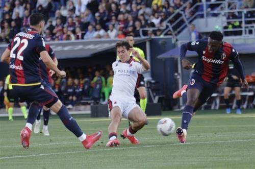 Bologna đấu với Genoa