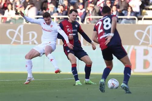 Cagliari đấu với Fiorentina