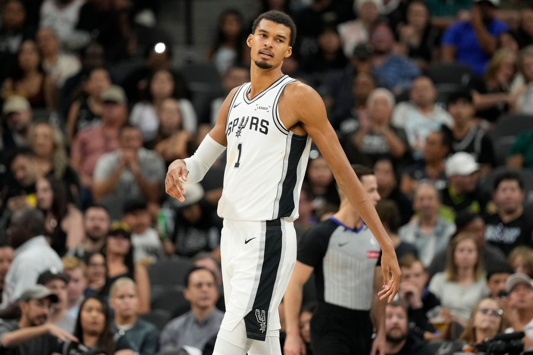 Bunyama đóng góp triple-double và mắc 8 lỗi. Chuỗi 3 trận toàn thắng của Spurs đã chấm dứt.