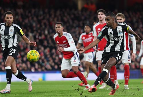 Newcastle United đấu với Arsenal