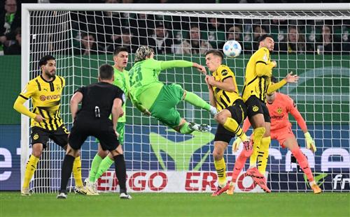 Wolfsburg đấu với Borussia Dortmund