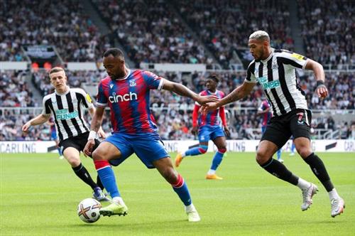 Newcastle đấu với Crystal Palace